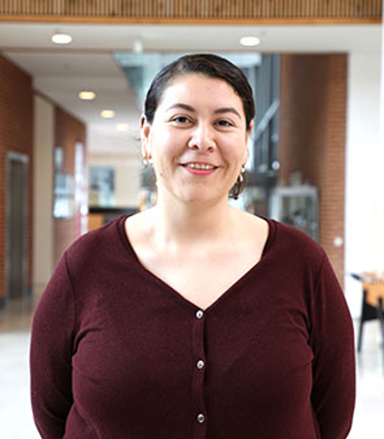 Smilende elev i bordeaux cardigan