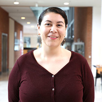 Smilende elev i bordeaux cardigan